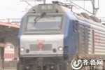 情侶談戀愛逼停火車 在鐵軌上談戀愛真是不要命