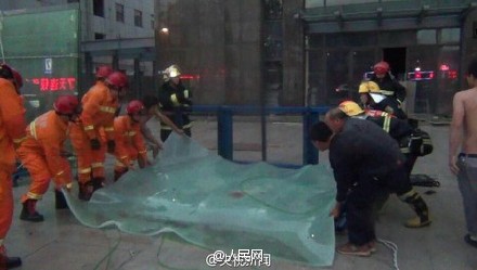 大風吹倒700斤玻璃