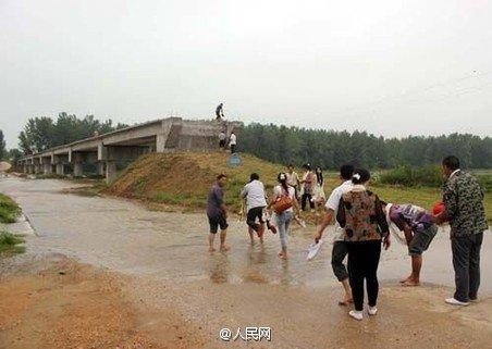 晚吐槽：湖北奇葩大橋不建引橋 村民過橋靠爬