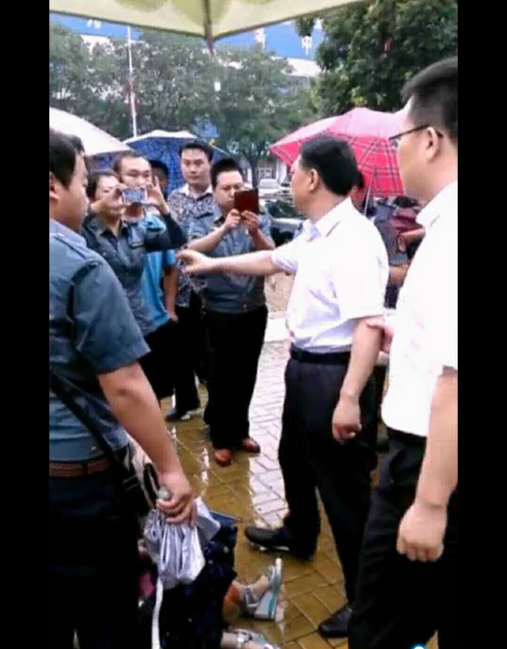 交通局長囂張打人