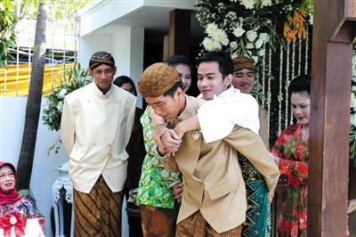 印尼總統(tǒng)背兒娶媳