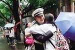 高考女生緊張向警察求抱