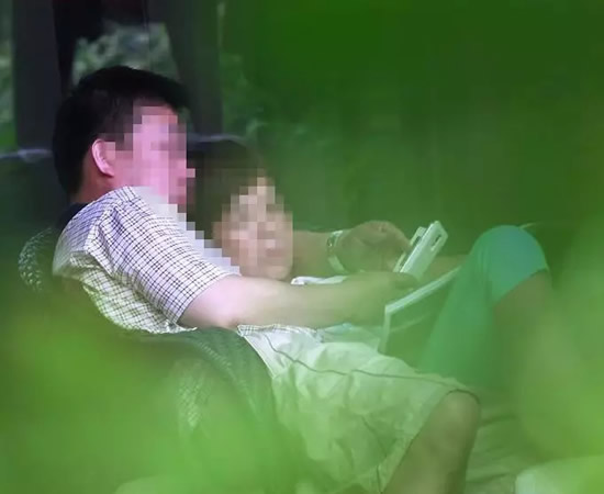 局長(zhǎng)攜女下屬度假