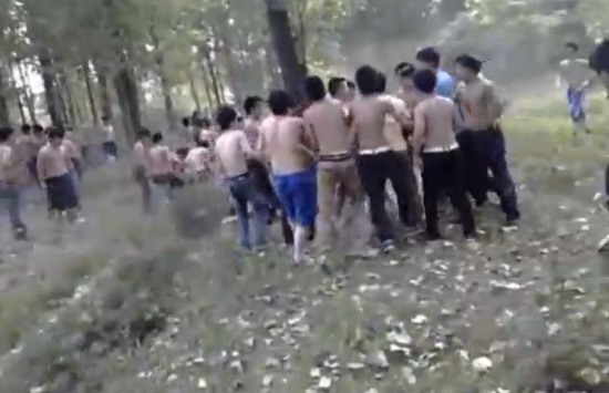 數百中學生赤膊群毆