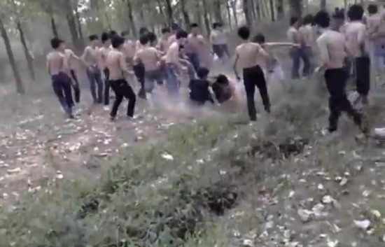 數百中學生赤膊群毆