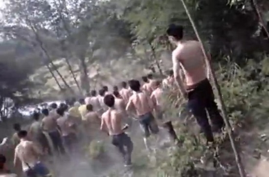 數百中學生赤膊群毆