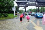 江蘇揚州遭遇暴雨 公路上可以撈魚