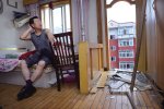 居民樓陽臺坍塌 剁餃子餡把陽臺剁沒了