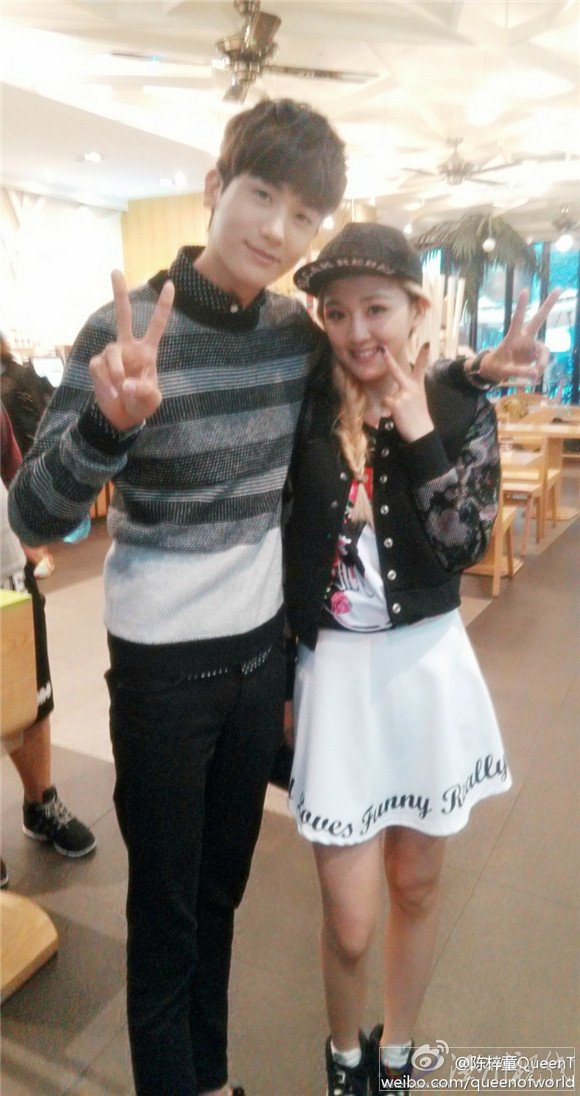 陳梓童和韓國(guó)明星樸炯植合影