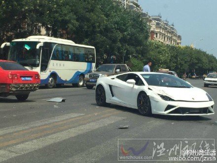遼寧錦州一輛蘭博基尼與出租車發(fā)生車禍