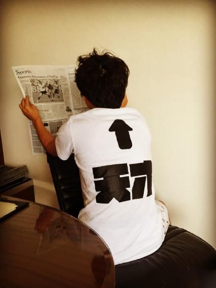 王寶強穿天才t恤看全英文報紙