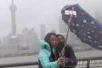<b>臺風中自拍 燦鴻臺風中上海兩女子緊抱著自拍</b>