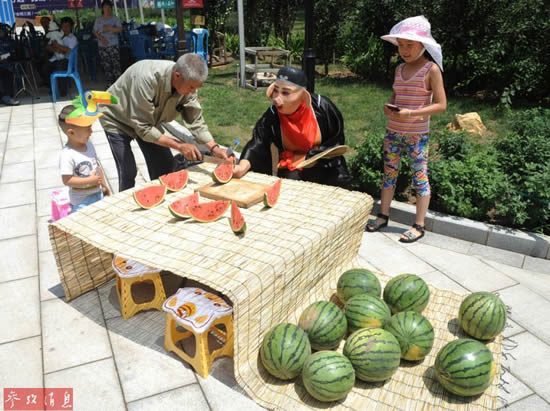 小販扮豬八戒賣瓜