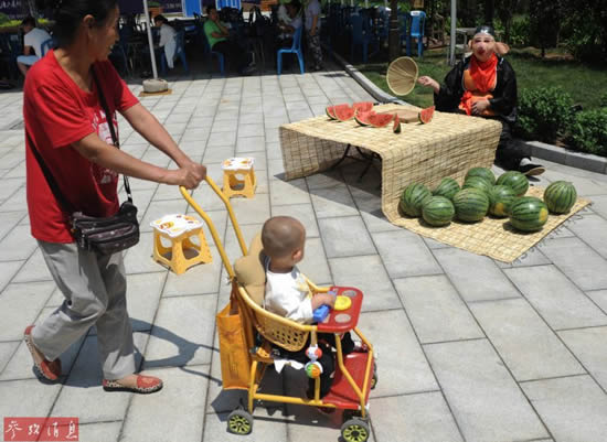 小販扮豬八戒賣瓜