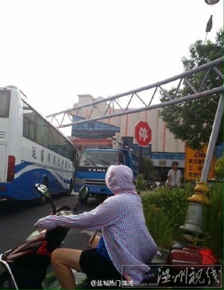 大巴撞上限高欄