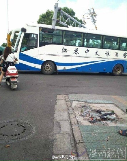 鹽城一大巴撞上限高欄受損