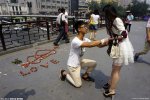 小伙用荔枝求婚遭拒絕 還沒表白就直接求婚