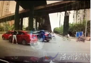 男子將女司機拉出來暴打