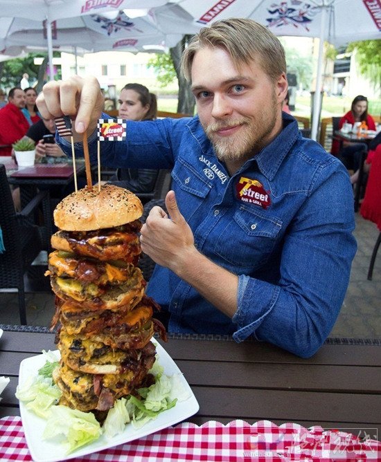 波蘭男子在77分鐘內吃下8斤漢堡
