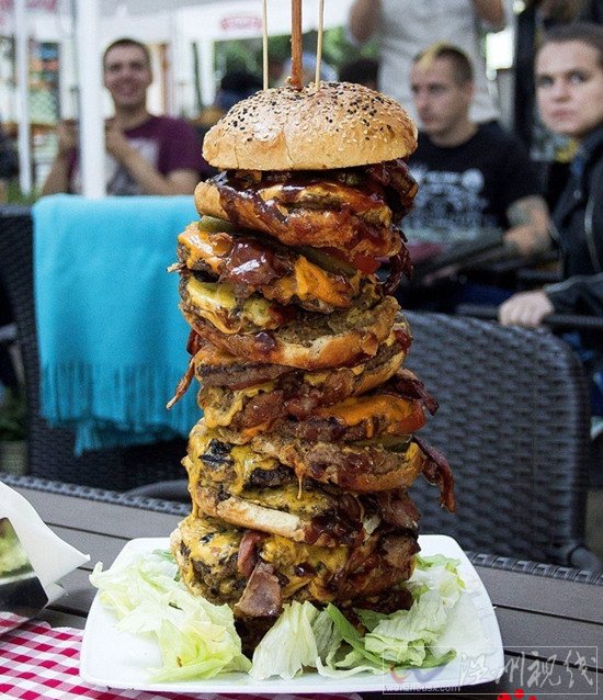 男子77分鐘吃8斤漢堡