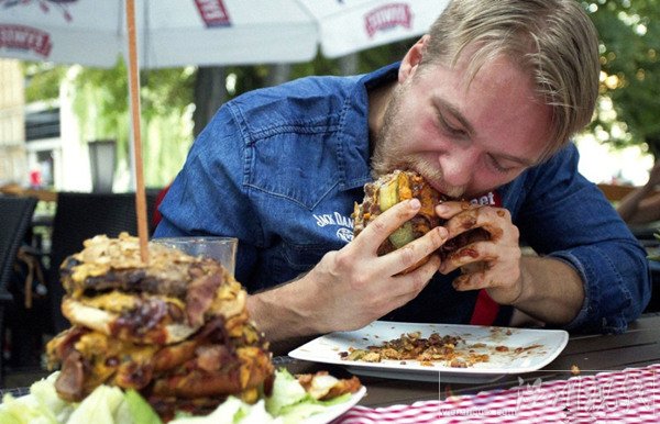 77分鐘吃8斤漢堡