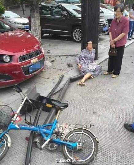 都江堰車禍現(xiàn)場