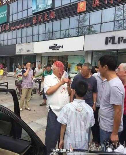 施華洛婚紗影樓對面發(fā)生車禍