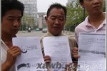 持孩子錄取書討薪 農民工拿著孩子錄取書討薪