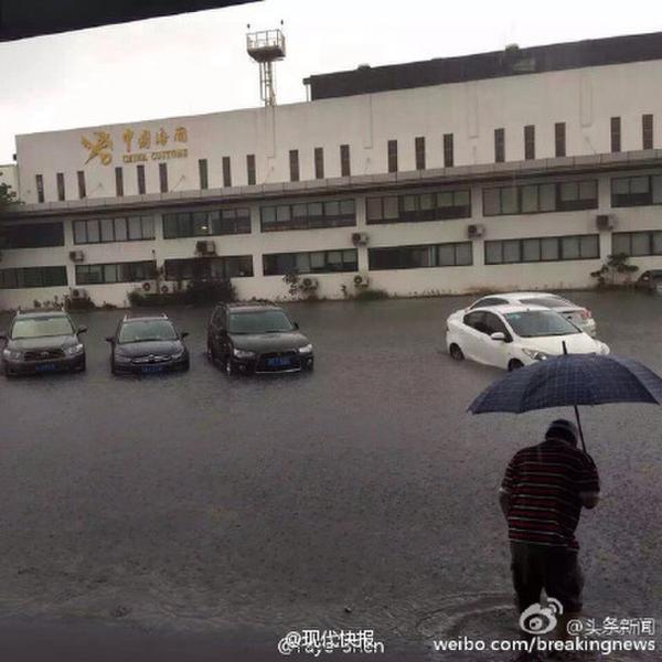 上海虹橋被淹 網(wǎng)友：上海變海上