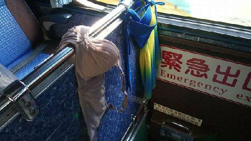 游客車上曬內衣