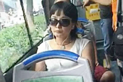 合肥女子逼小學(xué)生讓座 把小學(xué)生的書包扔出窗外