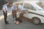 毫州女司機違章被查自解衣扣