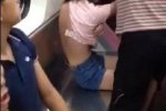 武漢地鐵搶座撕衣大戰(zhàn) 中年女子發(fā)威撕衣女孩無(wú)力反