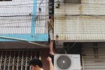瑞安市塘下鎮上馬村一男孩在樓頂玩耍掉進墻縫里