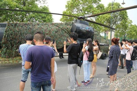 上海大學(xué)用直升機(jī)迎接新生