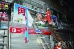 跳樓被卡廣告牌 女子和老公鬧別扭跳樓