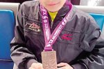 單腿蹦全國馬拉松 重慶小伙單腿蹦跑完42公里馬拉松