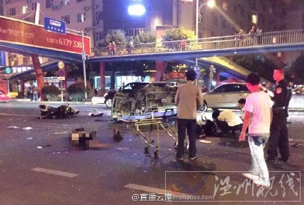 摩托車(chē)與面包車(chē)相撞