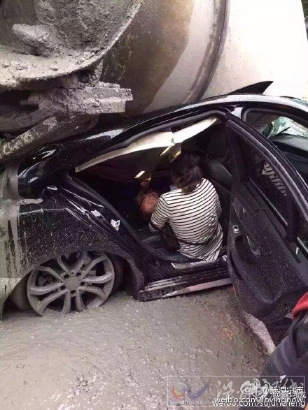 寧波水泥攪拌車側(cè)翻事故