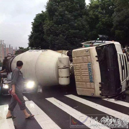 水泥攪拌車側(cè)翻在路面