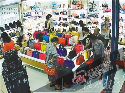 監(jiān)控拍下老人盜竊的整個過程