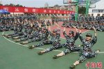 軍訓(xùn)一字馬 舞蹈系女生軍訓(xùn)集體秀一字馬