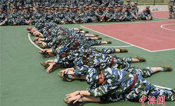 舞蹈系女生在軍訓(xùn)時(shí)跳一字馬