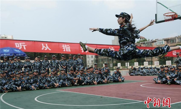 舞蹈系軍訓(xùn)一字馬照片