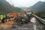 諸永轎車被壓扁 9月19日諸永高速發(fā)生四車追尾車禍