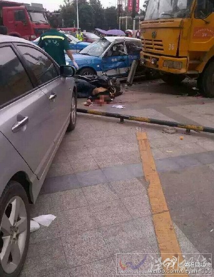 騎電瓶車的人被當場壓死