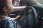 四五男孩開車穿行鬧市 父親在旁邊指揮太不負(fù)責(zé)