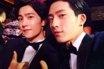 楊洋與井柏然合影 兩人越長(zhǎng)越像了