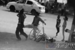 猥褻幼女被踹飛 廊坊男子猥褻幼女被路人踹飛