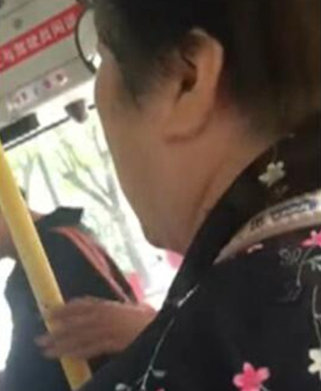 大媽投訴乘客玩手機(jī)